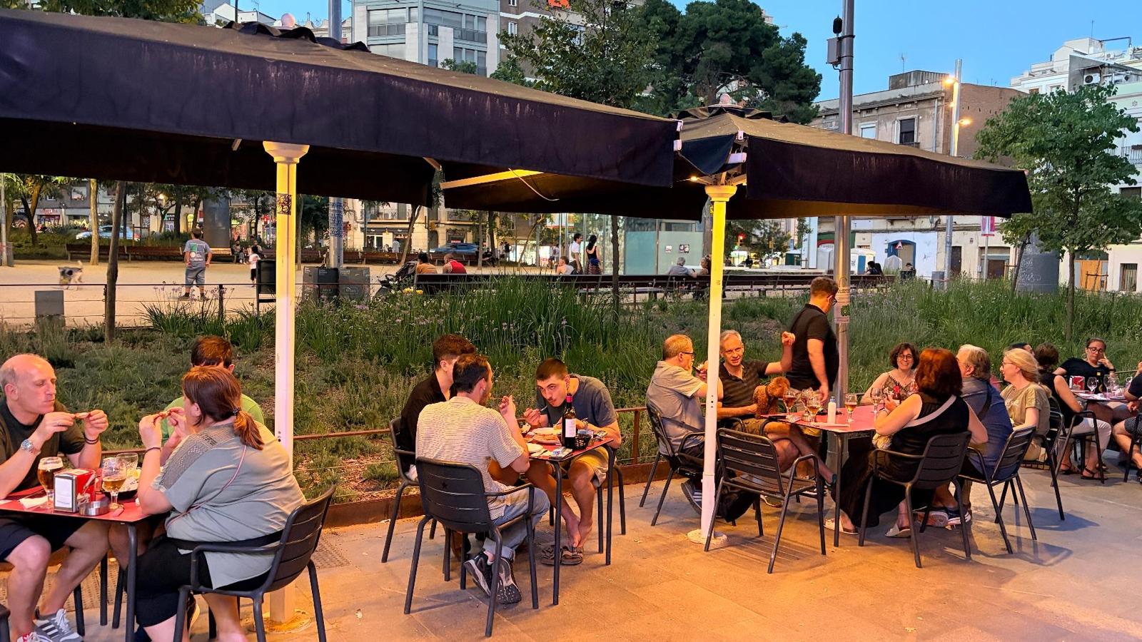 Terraza del Bar Navia en la plaça d'en Joanic, Gràcia