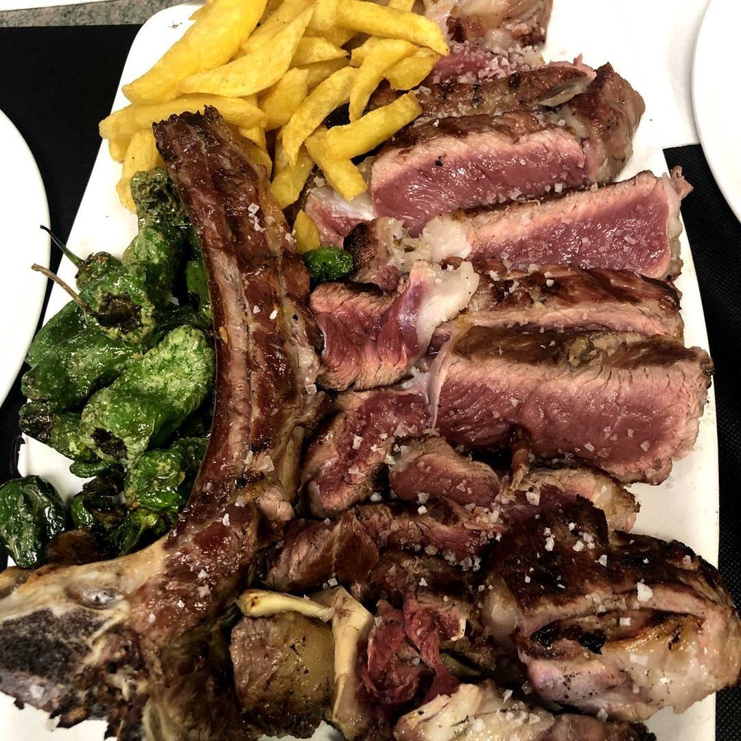 Chuletón de ternera gallega a la brasa con patatas caseras